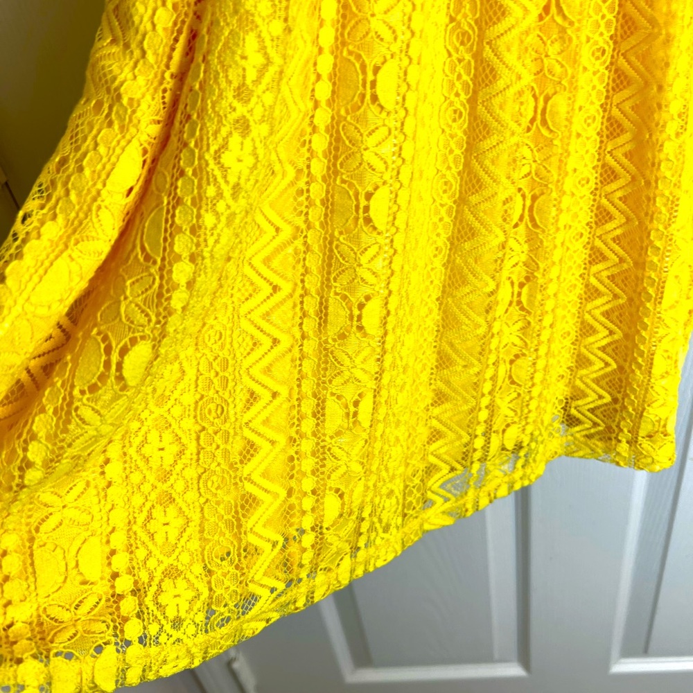 Yellow Lace Hollister Dress with Side Cut Outs - Picture 12 of 12